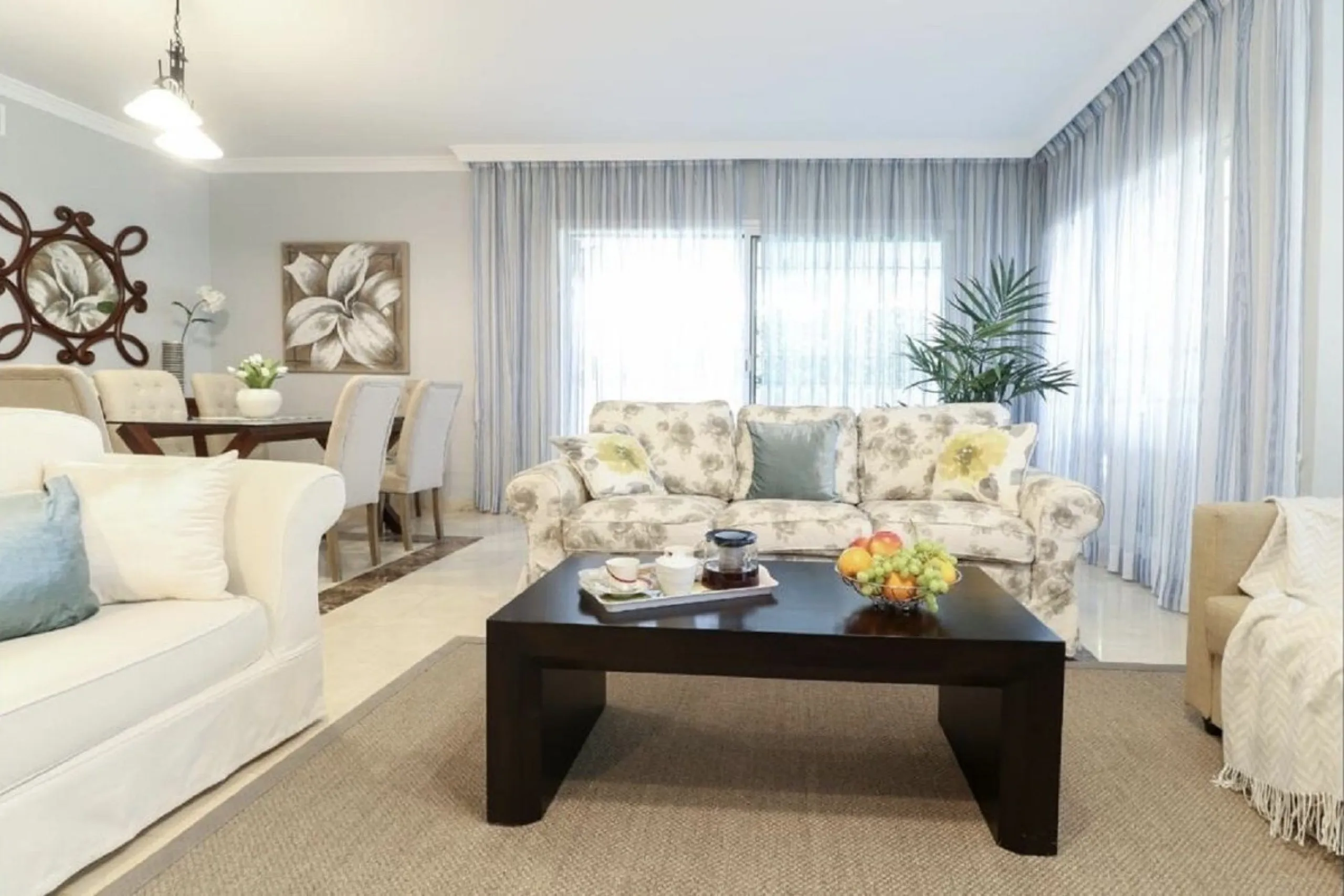 Beautiful and comfortable ground-floor apartment located in a quiet beachside development in San Pedro. Its excellent location allows you to reach the beach in just a 5-minute walk, while all amenities, restaurants and the charming seaside promenade are a