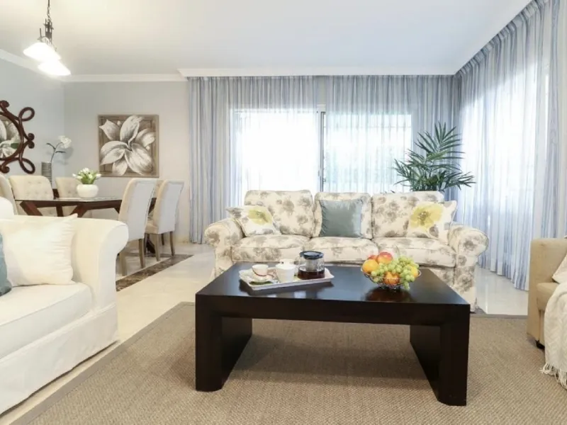 Beautiful and comfortable ground-floor apartment located in a quiet beachside development in San Pedro. Its excellent location allows you to reach the beach in just a 5-minute walk, while all amenities, restaurants and the charming seaside promenade are a