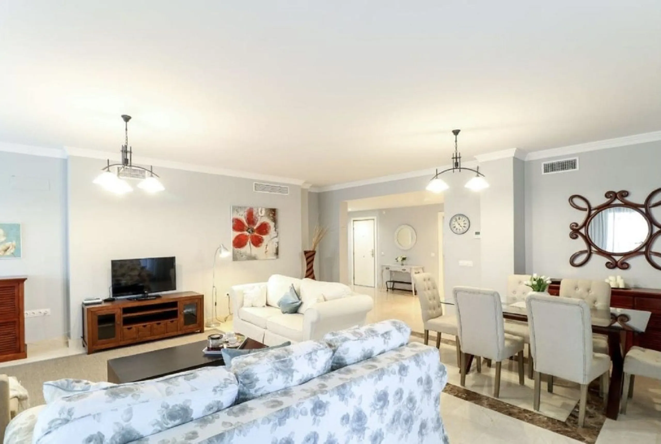Beautiful and comfortable ground-floor apartment located in a quiet beachside development in San Pedro. Its excellent location allows you to reach the beach in just a 5-minute walk, while all amenities, restaurants and the charming seaside promenade are a