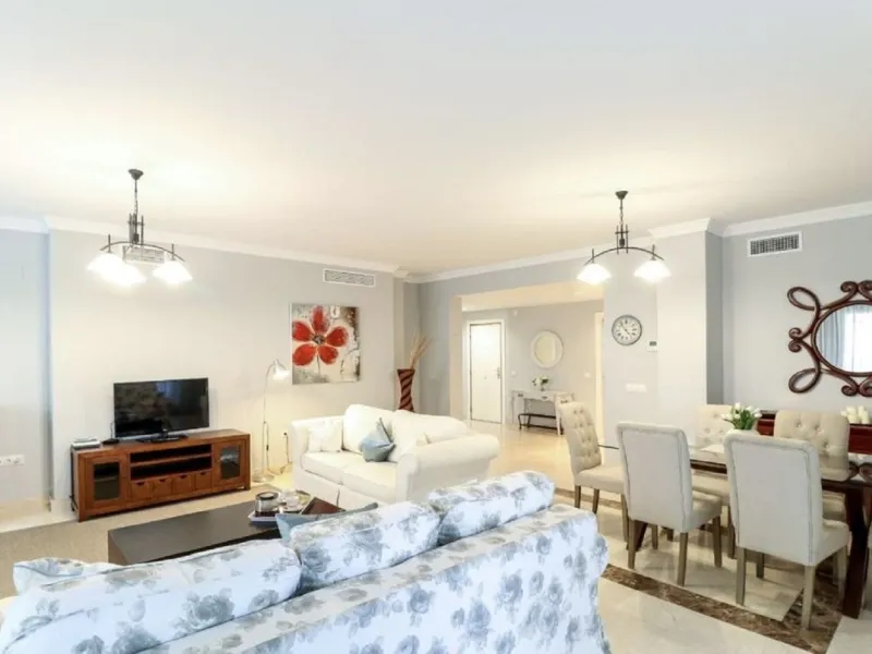 Beautiful and comfortable ground-floor apartment located in a quiet beachside development in San Pedro. Its excellent location allows you to reach the beach in just a 5-minute walk, while all amenities, restaurants and the charming seaside promenade are a