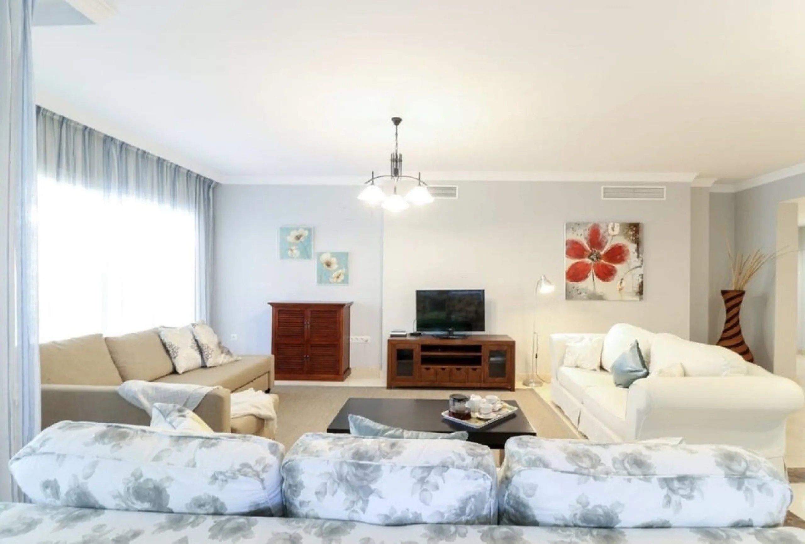 Beautiful and comfortable ground-floor apartment located in a quiet beachside development in San Pedro. Its excellent location allows you to reach the beach in just a 5-minute walk, while all amenities, restaurants and the charming seaside promenade are a