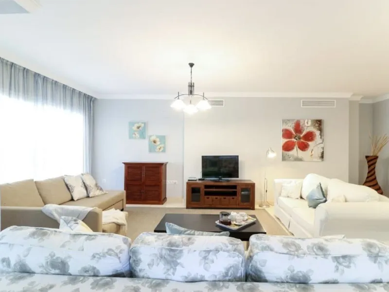 Beautiful and comfortable ground-floor apartment located in a quiet beachside development in San Pedro. Its excellent location allows you to reach the beach in just a 5-minute walk, while all amenities, restaurants and the charming seaside promenade are a