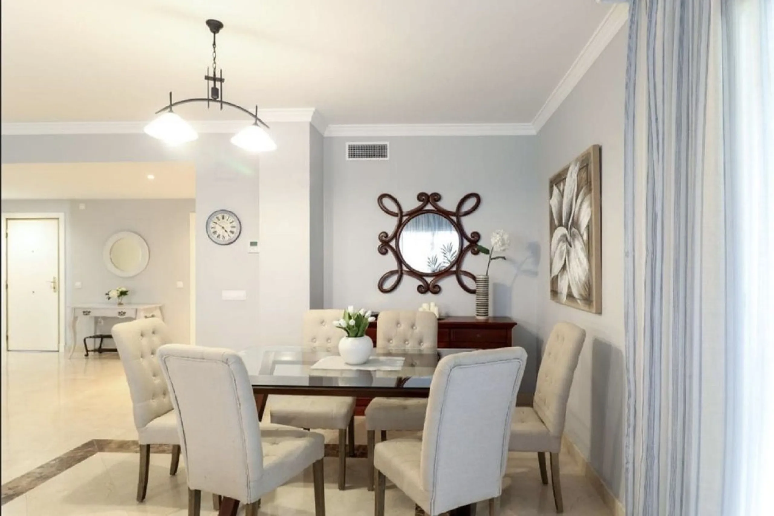 Beautiful and comfortable ground-floor apartment located in a quiet beachside development in San Pedro. Its excellent location allows you to reach the beach in just a 5-minute walk, while all amenities, restaurants and the charming seaside promenade are a