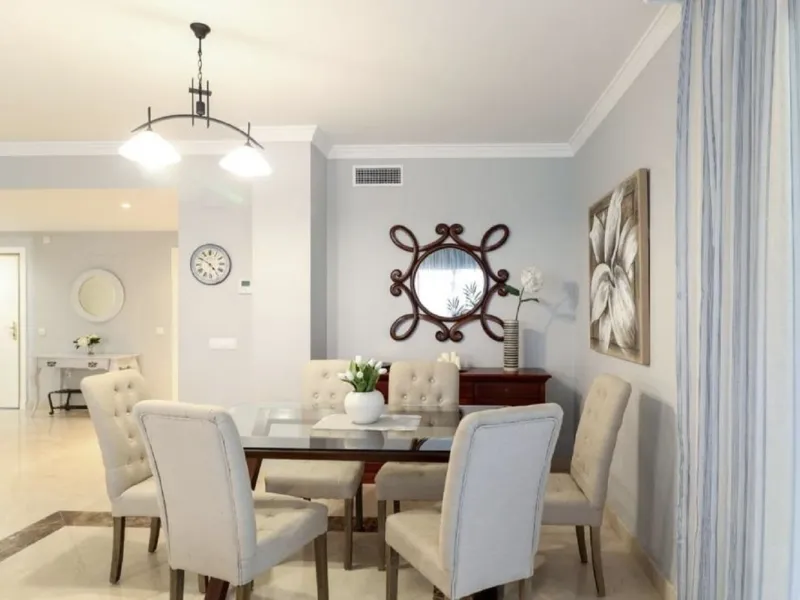 Beautiful and comfortable ground-floor apartment located in a quiet beachside development in San Pedro. Its excellent location allows you to reach the beach in just a 5-minute walk, while all amenities, restaurants and the charming seaside promenade are a