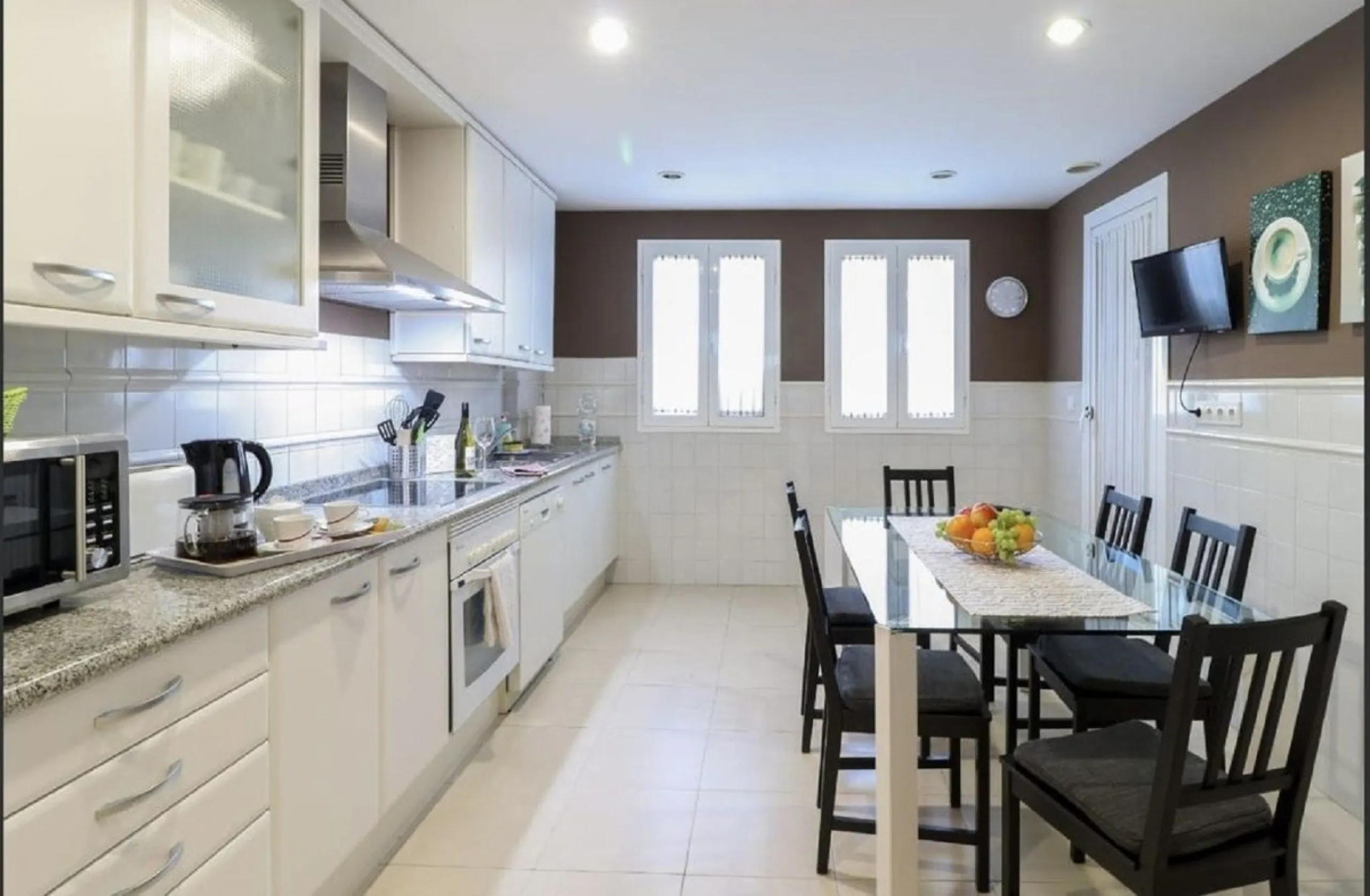 Beautiful and comfortable ground-floor apartment located in a quiet beachside development in San Pedro. Its excellent location allows you to reach the beach in just a 5-minute walk, while all amenities, restaurants and the charming seaside promenade are a