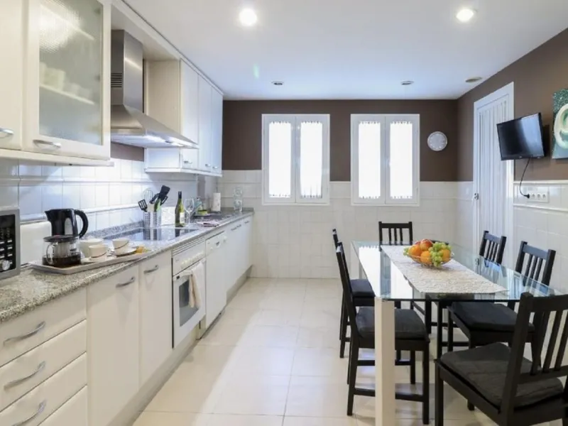Beautiful and comfortable ground-floor apartment located in a quiet beachside development in San Pedro. Its excellent location allows you to reach the beach in just a 5-minute walk, while all amenities, restaurants and the charming seaside promenade are a