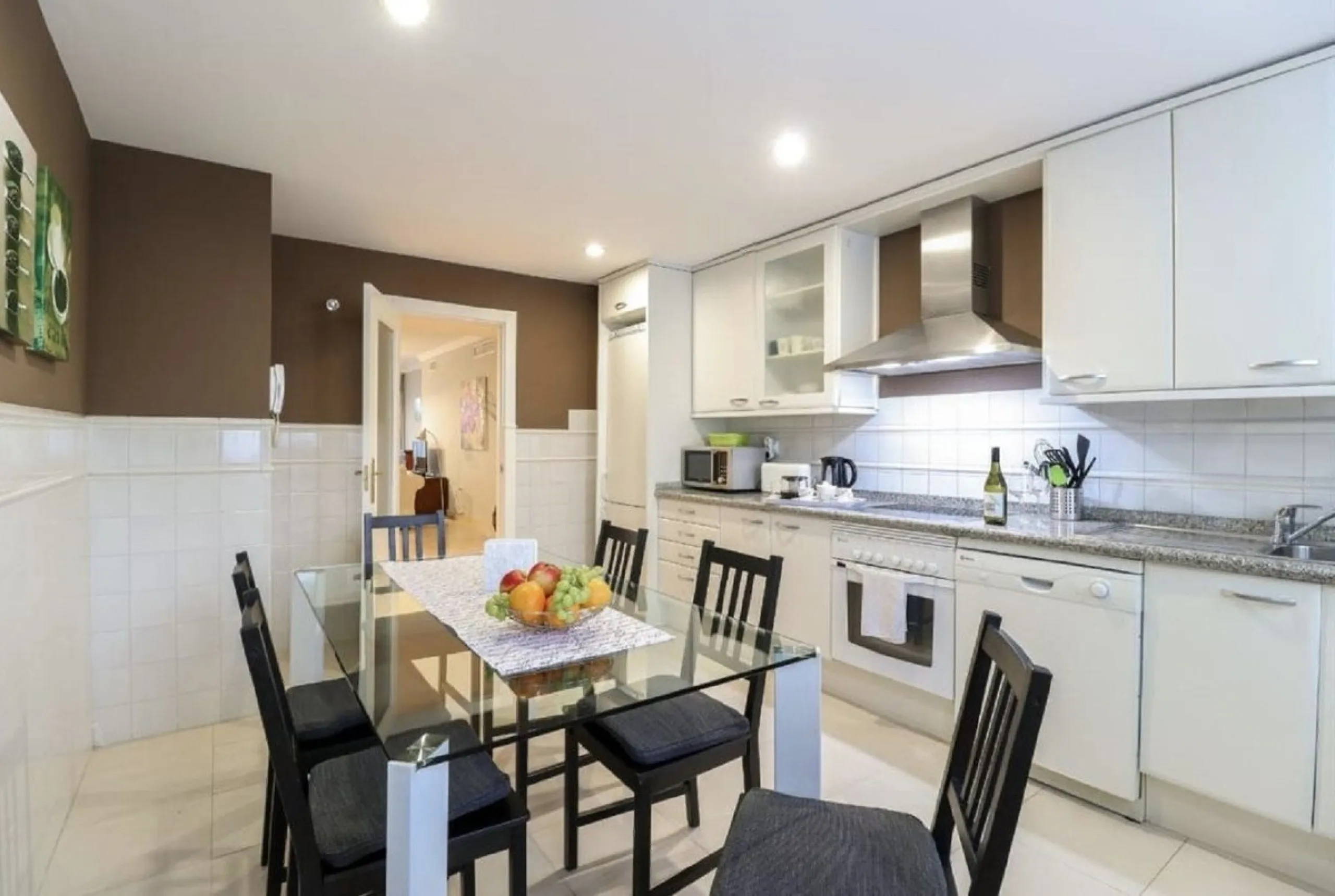 Beautiful and comfortable ground-floor apartment located in a quiet beachside development in San Pedro. Its excellent location allows you to reach the beach in just a 5-minute walk, while all amenities, restaurants and the charming seaside promenade are a