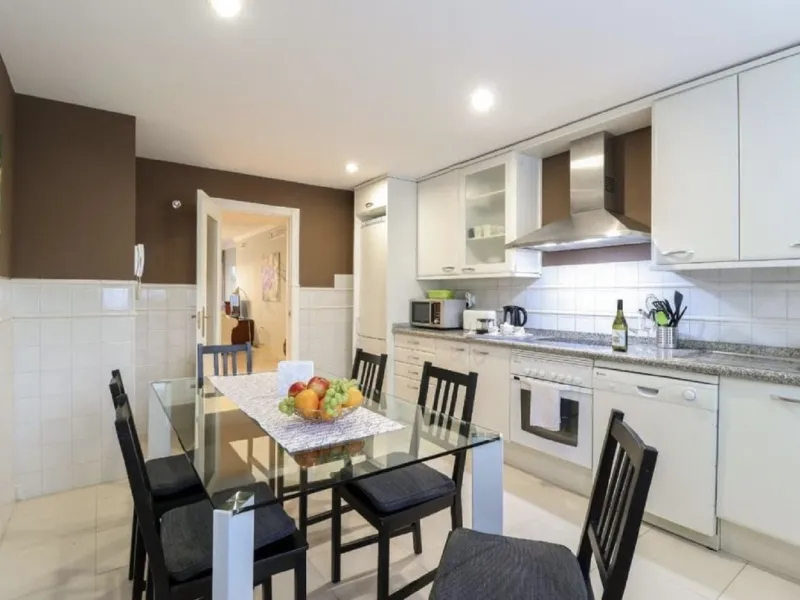 Beautiful and comfortable ground-floor apartment located in a quiet beachside development in San Pedro. Its excellent location allows you to reach the beach in just a 5-minute walk, while all amenities, restaurants and the charming seaside promenade are a