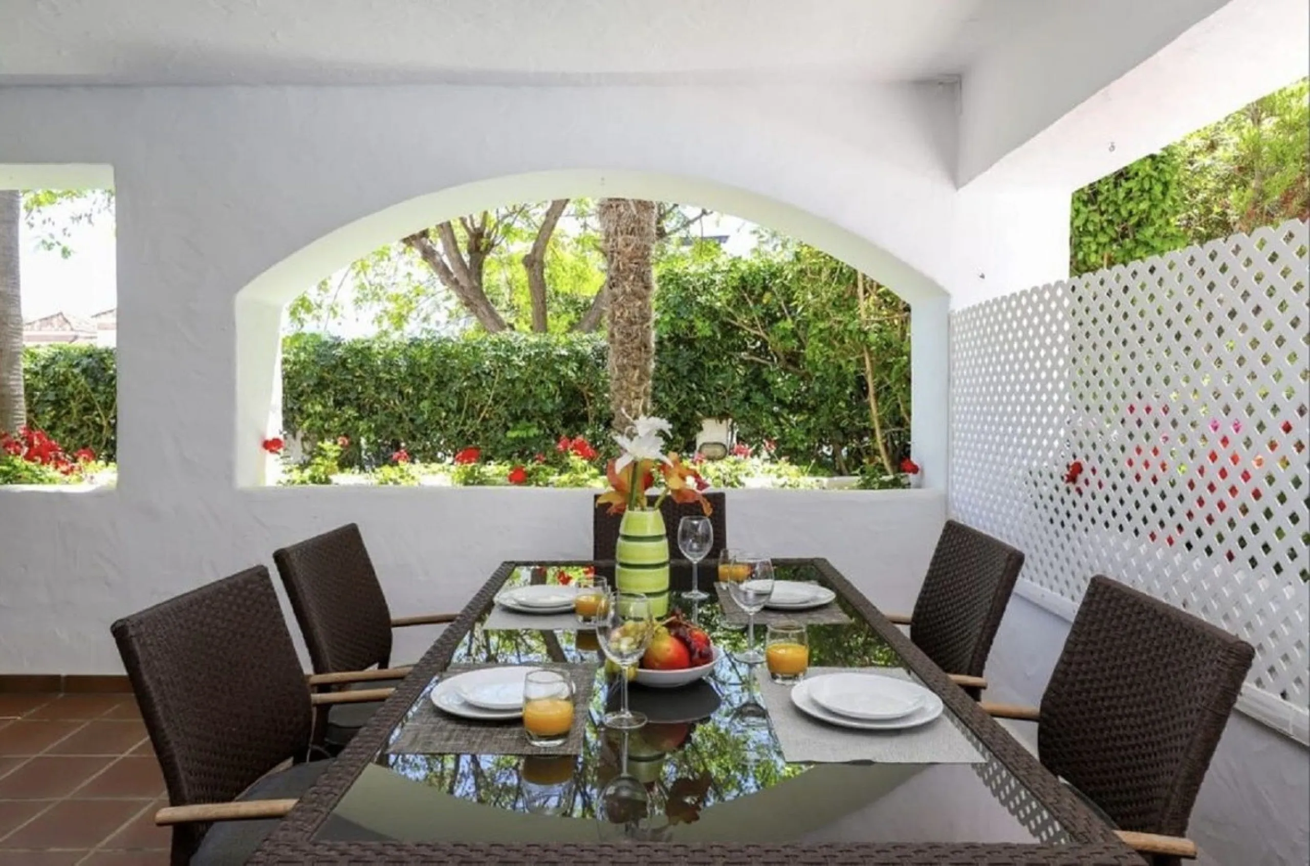 Beautiful and comfortable ground-floor apartment located in a quiet beachside development in San Pedro. Its excellent location allows you to reach the beach in just a 5-minute walk, while all amenities, restaurants and the charming seaside promenade are a