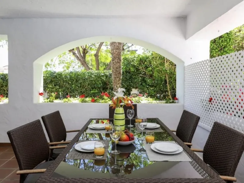 Beautiful and comfortable ground-floor apartment located in a quiet beachside development in San Pedro. Its excellent location allows you to reach the beach in just a 5-minute walk, while all amenities, restaurants and the charming seaside promenade are a