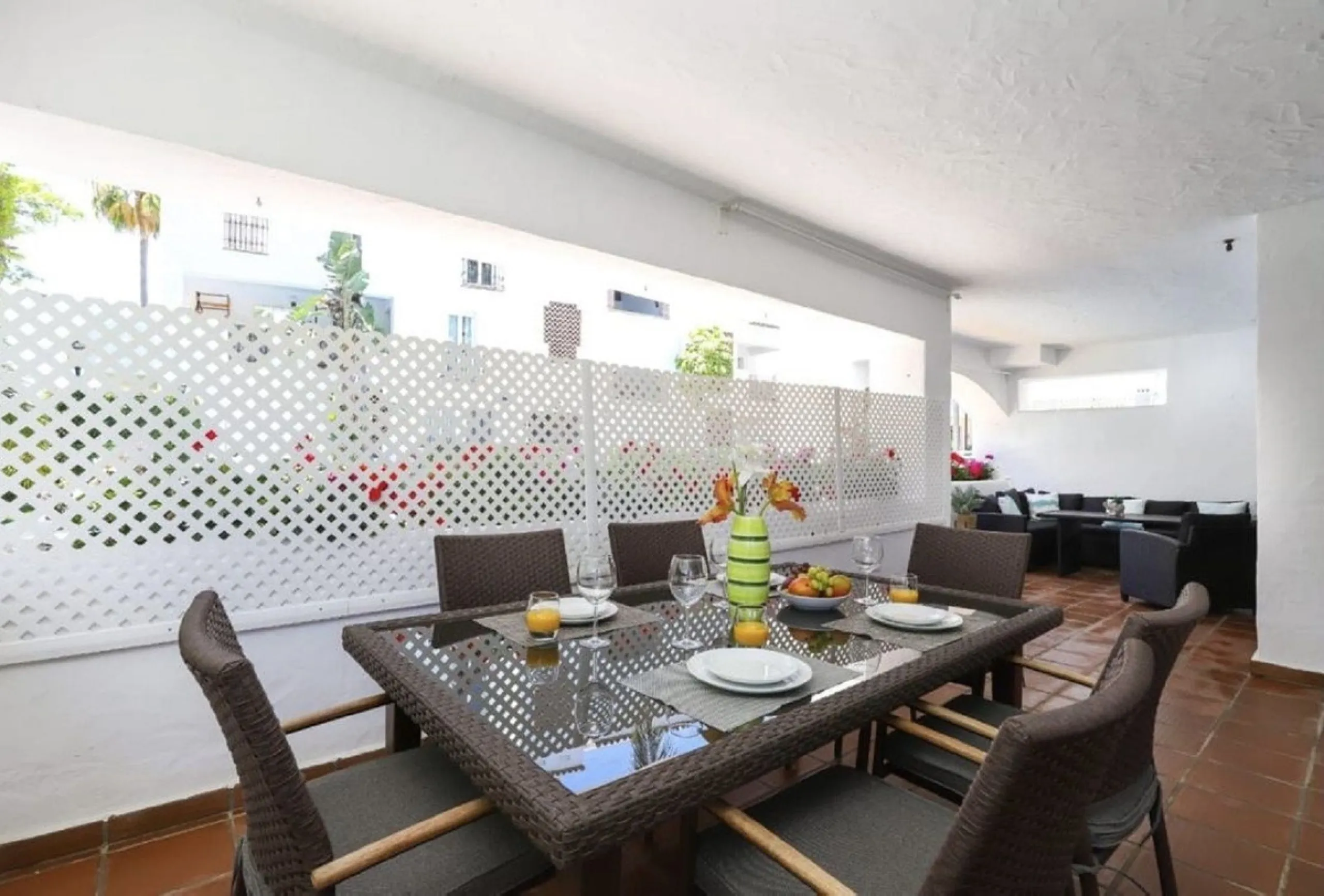 Beautiful and comfortable ground-floor apartment located in a quiet beachside development in San Pedro. Its excellent location allows you to reach the beach in just a 5-minute walk, while all amenities, restaurants and the charming seaside promenade are a