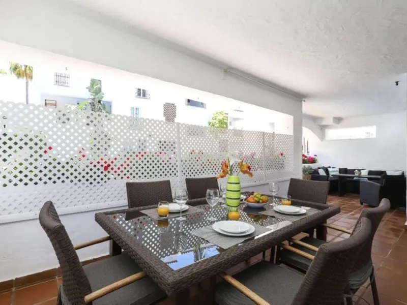 Beautiful and comfortable ground-floor apartment located in a quiet beachside development in San Pedro. Its excellent location allows you to reach the beach in just a 5-minute walk, while all amenities, restaurants and the charming seaside promenade are a