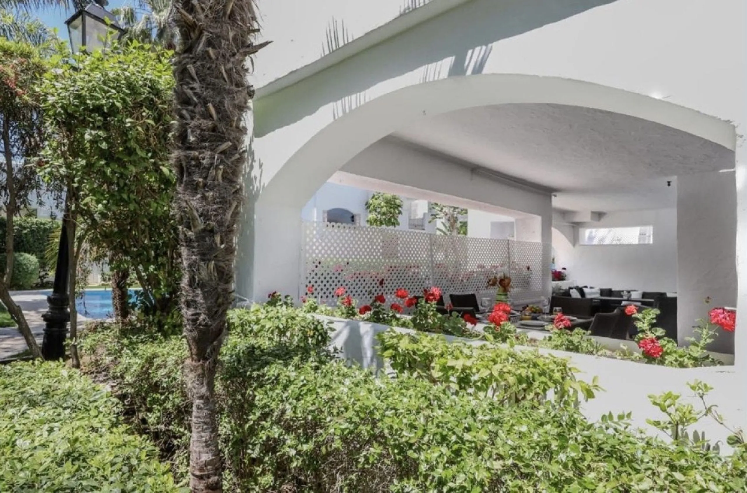 Beautiful and comfortable ground-floor apartment located in a quiet beachside development in San Pedro. Its excellent location allows you to reach the beach in just a 5-minute walk, while all amenities, restaurants and the charming seaside promenade are a