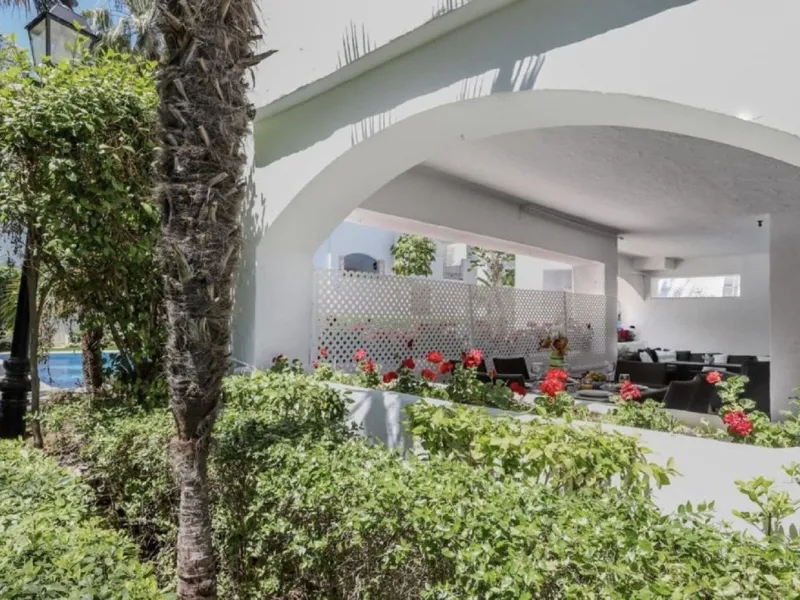 Beautiful and comfortable ground-floor apartment located in a quiet beachside development in San Pedro. Its excellent location allows you to reach the beach in just a 5-minute walk, while all amenities, restaurants and the charming seaside promenade are a