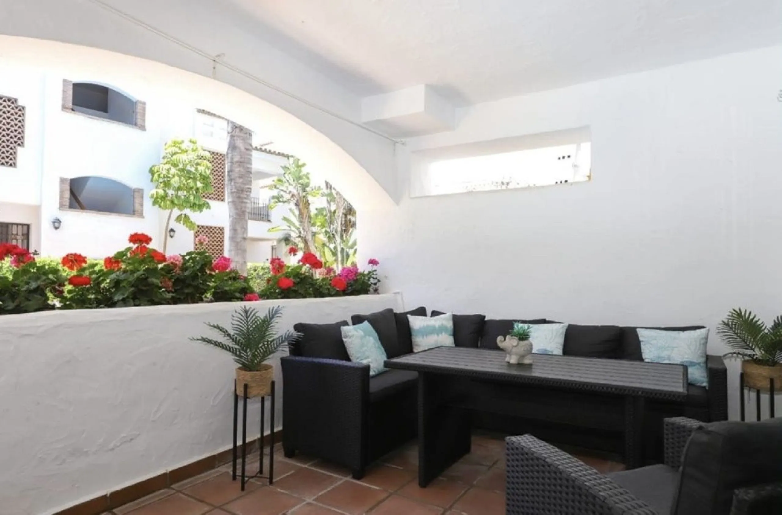 Beautiful and comfortable ground-floor apartment located in a quiet beachside development in San Pedro. Its excellent location allows you to reach the beach in just a 5-minute walk, while all amenities, restaurants and the charming seaside promenade are a