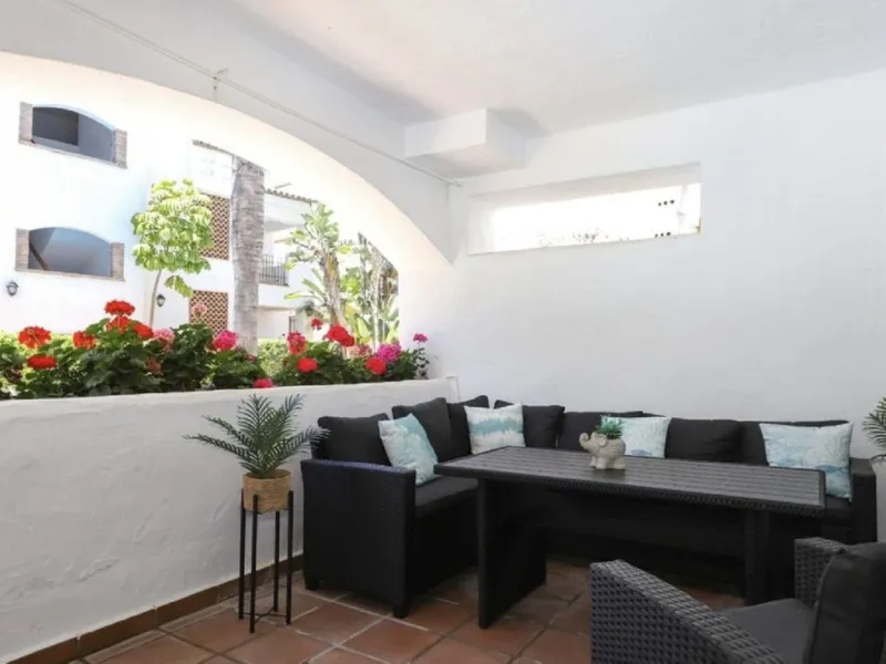 Beautiful and comfortable ground-floor apartment located in a quiet beachside development in San Pedro. Its excellent location allows you to reach the beach in just a 5-minute walk, while all amenities, restaurants and the charming seaside promenade are a
