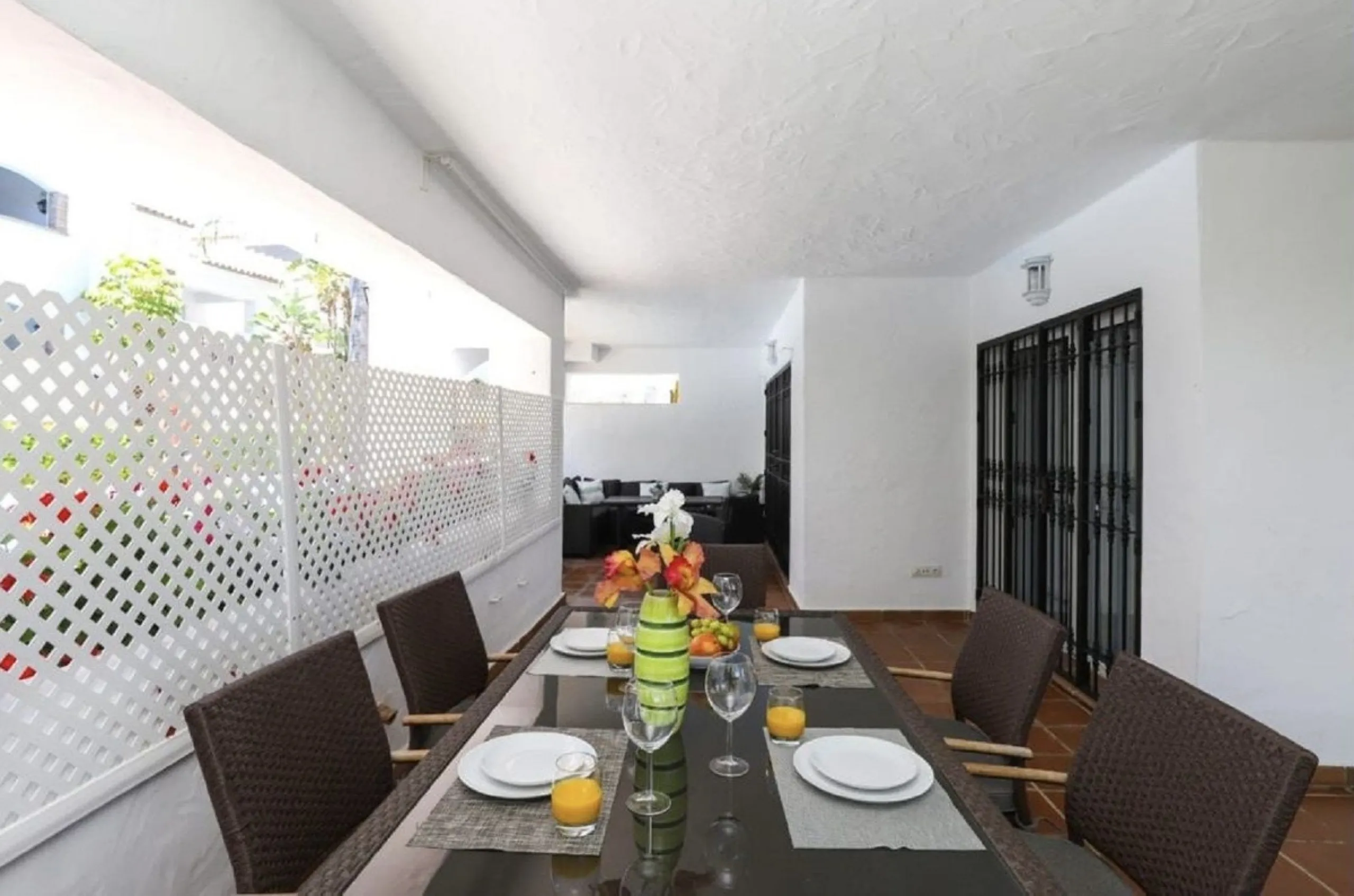 Beautiful and comfortable ground-floor apartment located in a quiet beachside development in San Pedro. Its excellent location allows you to reach the beach in just a 5-minute walk, while all amenities, restaurants and the charming seaside promenade are a