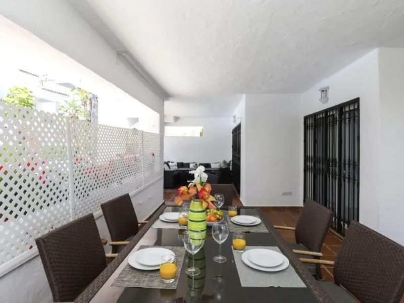 Beautiful and comfortable ground-floor apartment located in a quiet beachside development in San Pedro. Its excellent location allows you to reach the beach in just a 5-minute walk, while all amenities, restaurants and the charming seaside promenade are a