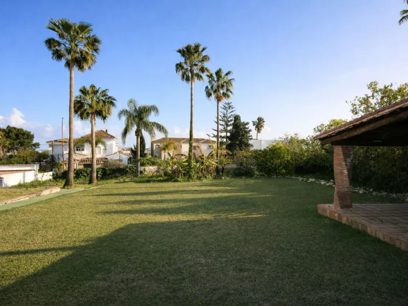 Elegant Marbella Estate on a Prime and Rare Plot — 800 meters Walking Distance to Puerto Banús. Unique Development Opportunity — 4,205m² Plot with Potential for Up to 4 Villas, or Plans for one large villa and separate Guest House, or to knock down and bu