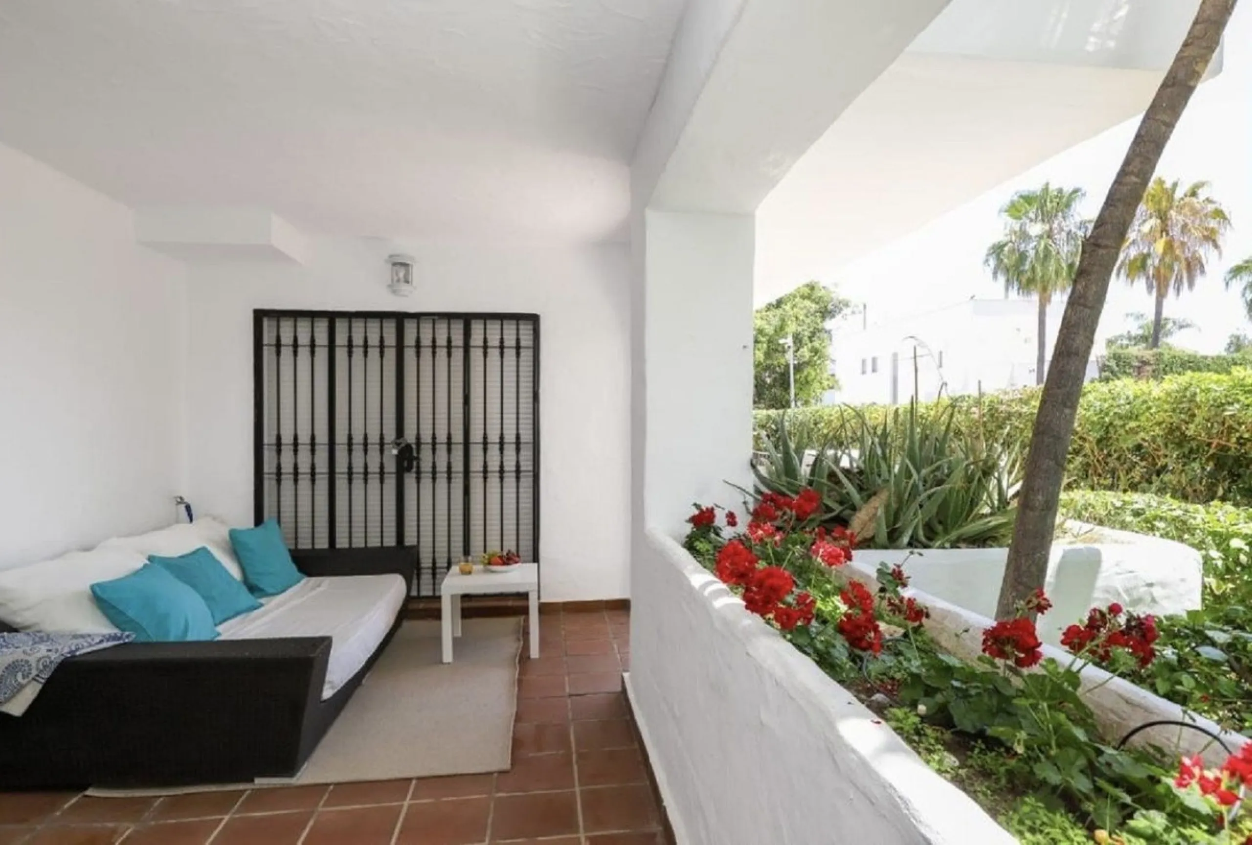 Beautiful and comfortable ground-floor apartment located in a quiet beachside development in San Pedro. Its excellent location allows you to reach the beach in just a 5-minute walk, while all amenities, restaurants and the charming seaside promenade are a