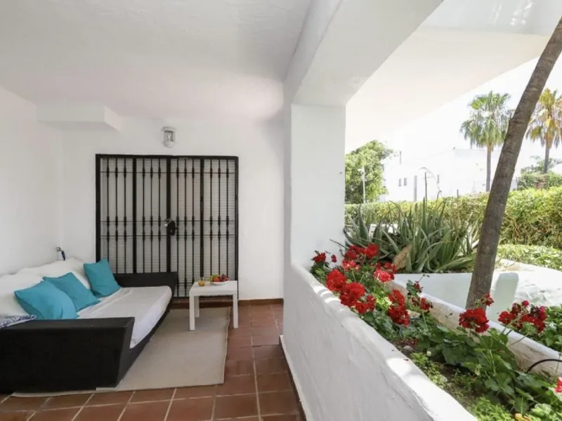 Beautiful and comfortable ground-floor apartment located in a quiet beachside development in San Pedro. Its excellent location allows you to reach the beach in just a 5-minute walk, while all amenities, restaurants and the charming seaside promenade are a