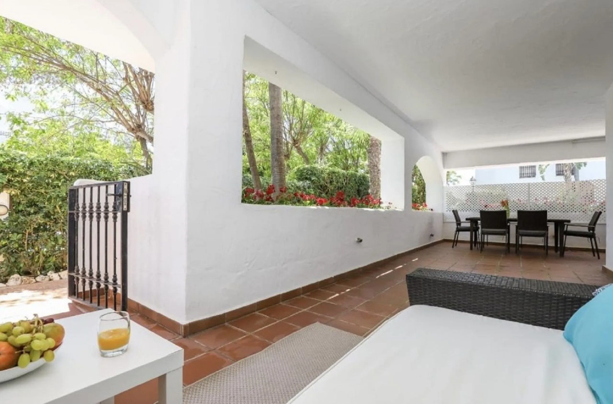 Beautiful and comfortable ground-floor apartment located in a quiet beachside development in San Pedro. Its excellent location allows you to reach the beach in just a 5-minute walk, while all amenities, restaurants and the charming seaside promenade are a