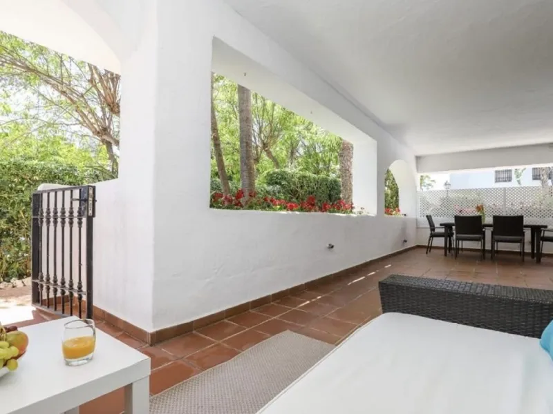 Beautiful and comfortable ground-floor apartment located in a quiet beachside development in San Pedro. Its excellent location allows you to reach the beach in just a 5-minute walk, while all amenities, restaurants and the charming seaside promenade are a