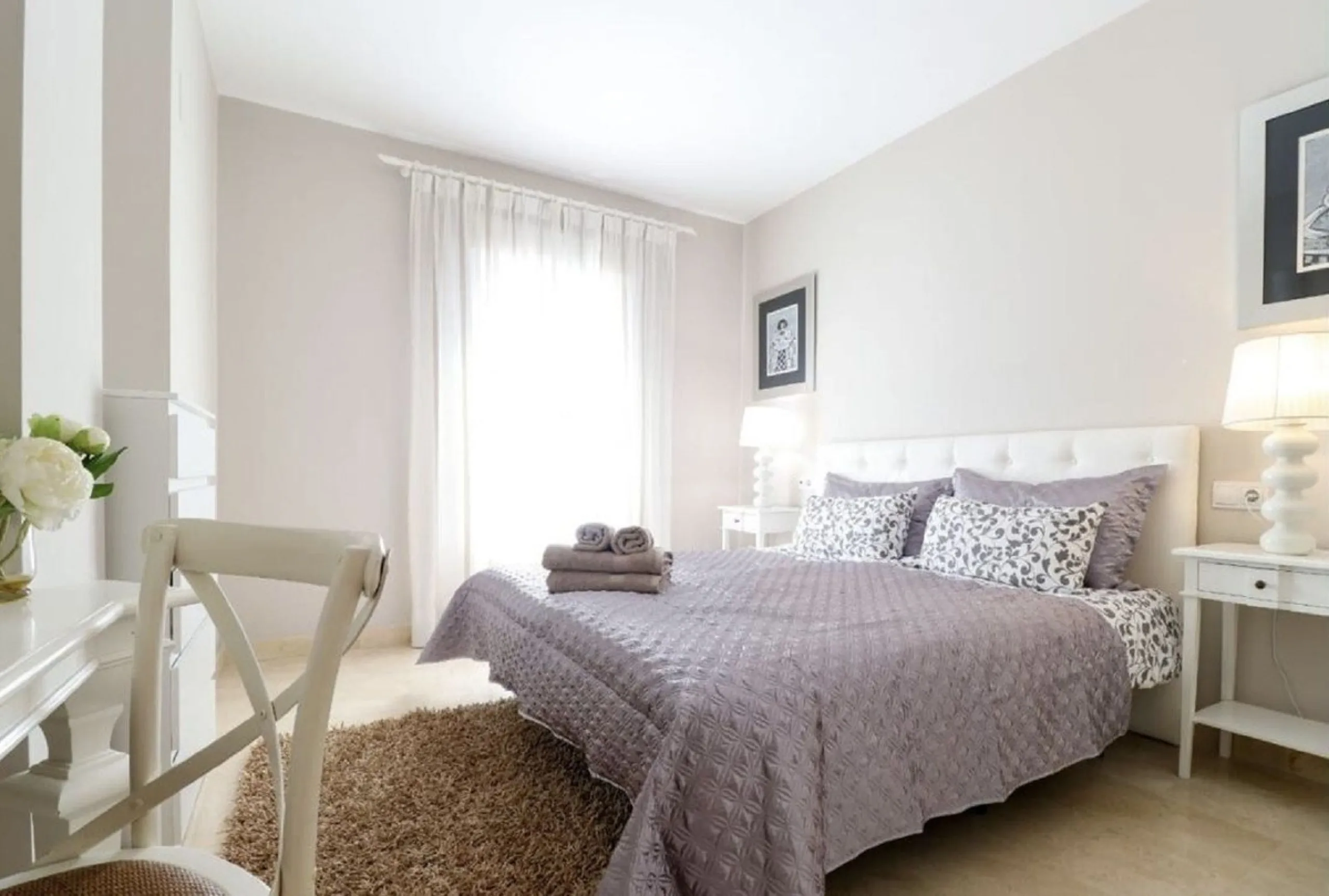 Beautiful and comfortable ground-floor apartment located in a quiet beachside development in San Pedro. Its excellent location allows you to reach the beach in just a 5-minute walk, while all amenities, restaurants and the charming seaside promenade are a