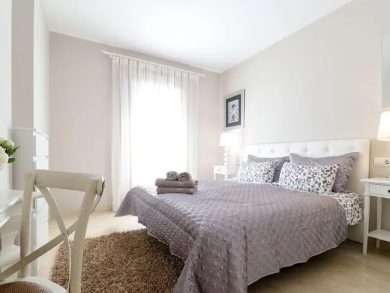 Beautiful and comfortable ground-floor apartment located in a quiet beachside development in San Pedro. Its excellent location allows you to reach the beach in just a 5-minute walk, while all amenities, restaurants and the charming seaside promenade are a
