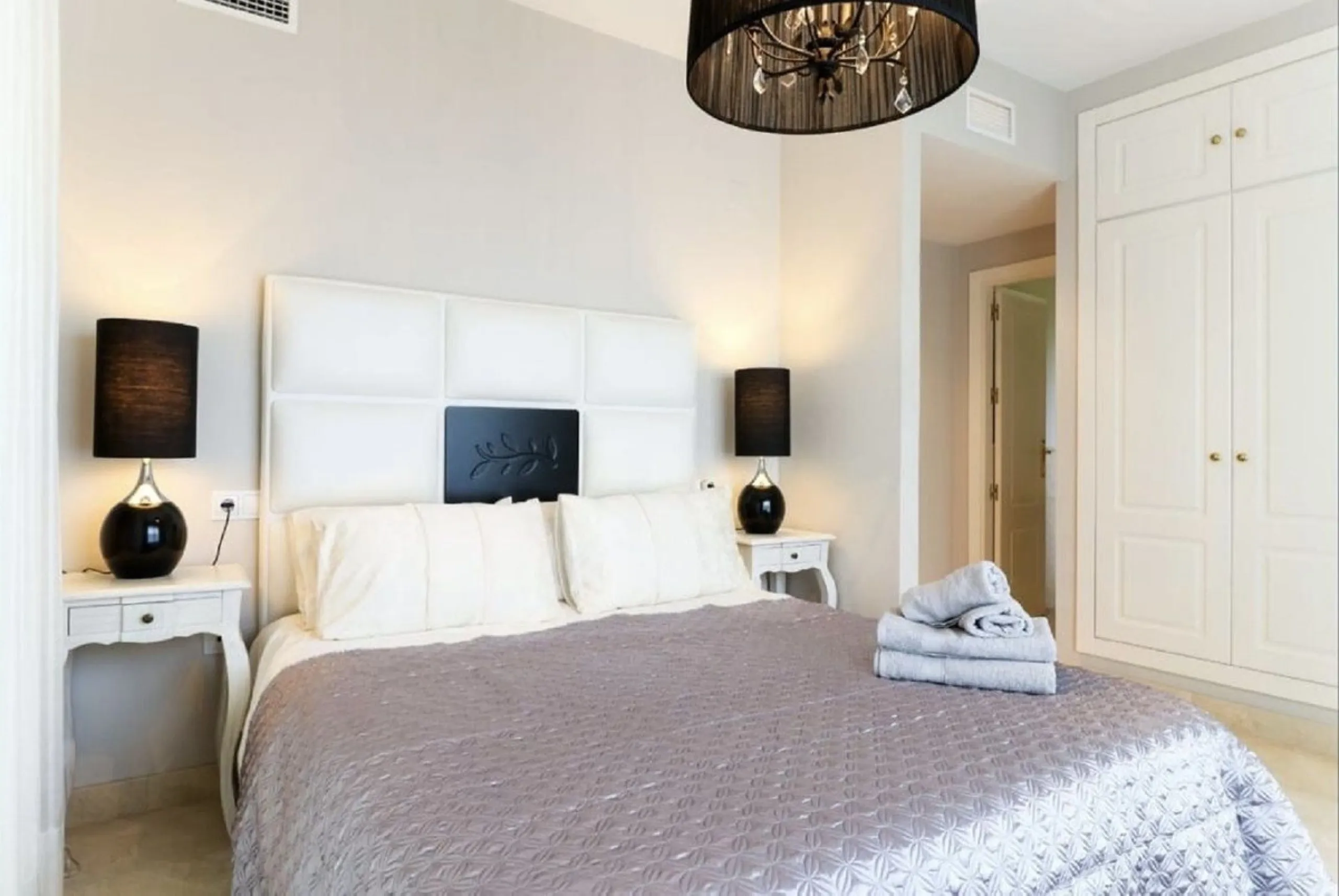 Beautiful and comfortable ground-floor apartment located in a quiet beachside development in San Pedro. Its excellent location allows you to reach the beach in just a 5-minute walk, while all amenities, restaurants and the charming seaside promenade are a