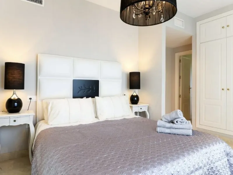 Beautiful and comfortable ground-floor apartment located in a quiet beachside development in San Pedro. Its excellent location allows you to reach the beach in just a 5-minute walk, while all amenities, restaurants and the charming seaside promenade are a