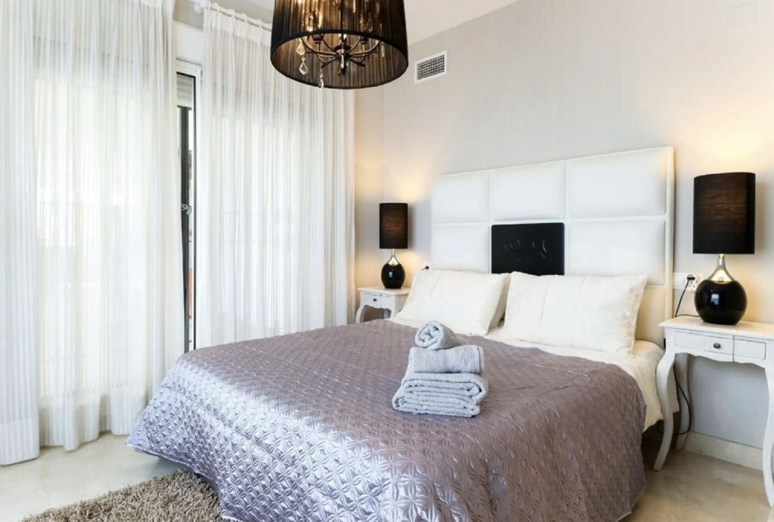 Beautiful and comfortable ground-floor apartment located in a quiet beachside development in San Pedro. Its excellent location allows you to reach the beach in just a 5-minute walk, while all amenities, restaurants and the charming seaside promenade are a