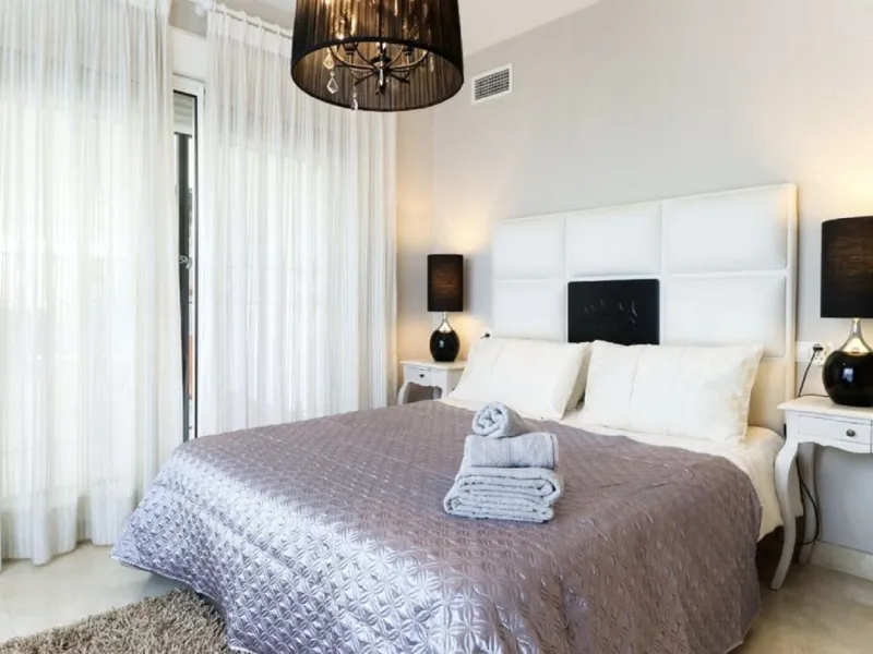 Beautiful and comfortable ground-floor apartment located in a quiet beachside development in San Pedro. Its excellent location allows you to reach the beach in just a 5-minute walk, while all amenities, restaurants and the charming seaside promenade are a