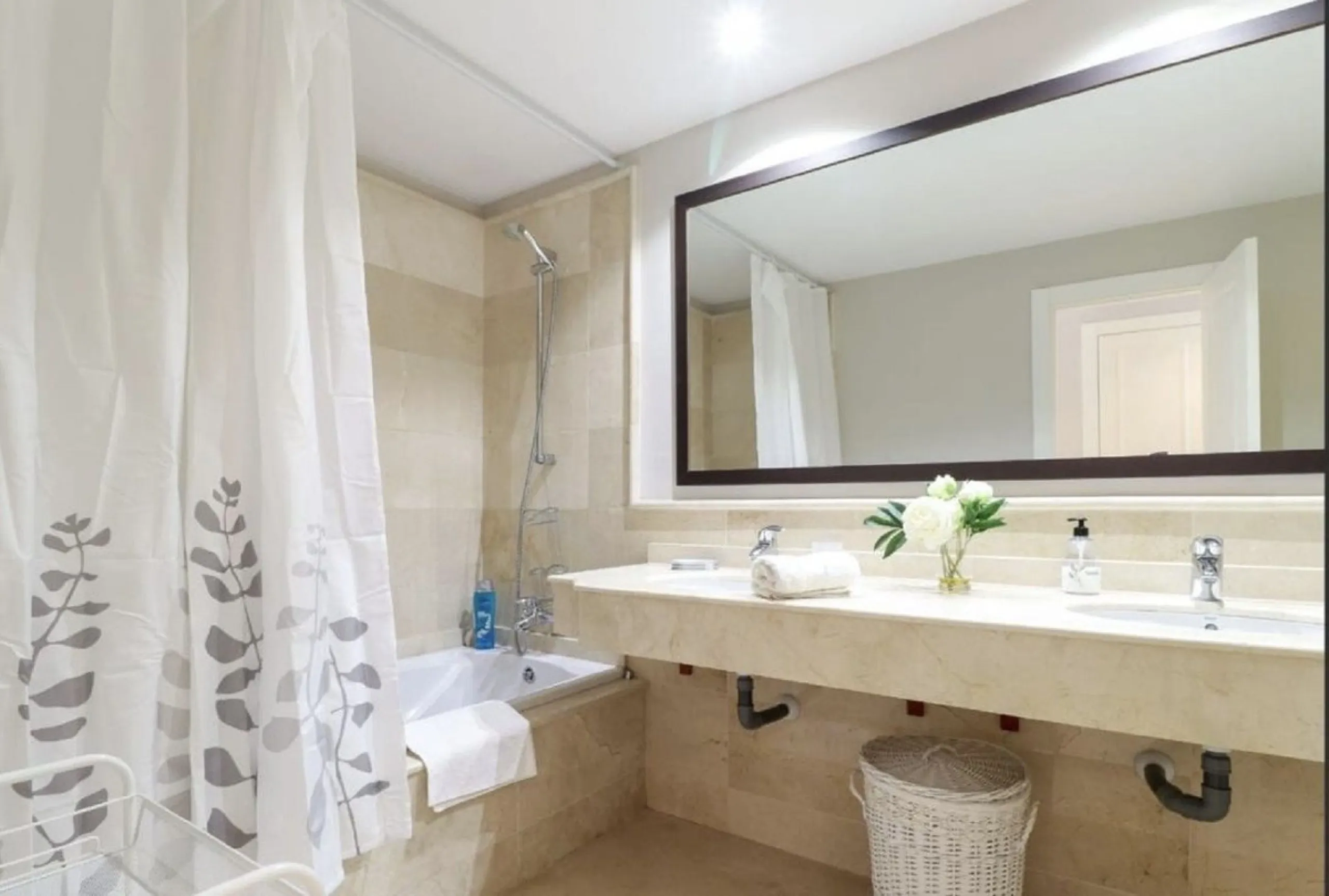 Beautiful and comfortable ground-floor apartment located in a quiet beachside development in San Pedro. Its excellent location allows you to reach the beach in just a 5-minute walk, while all amenities, restaurants and the charming seaside promenade are a