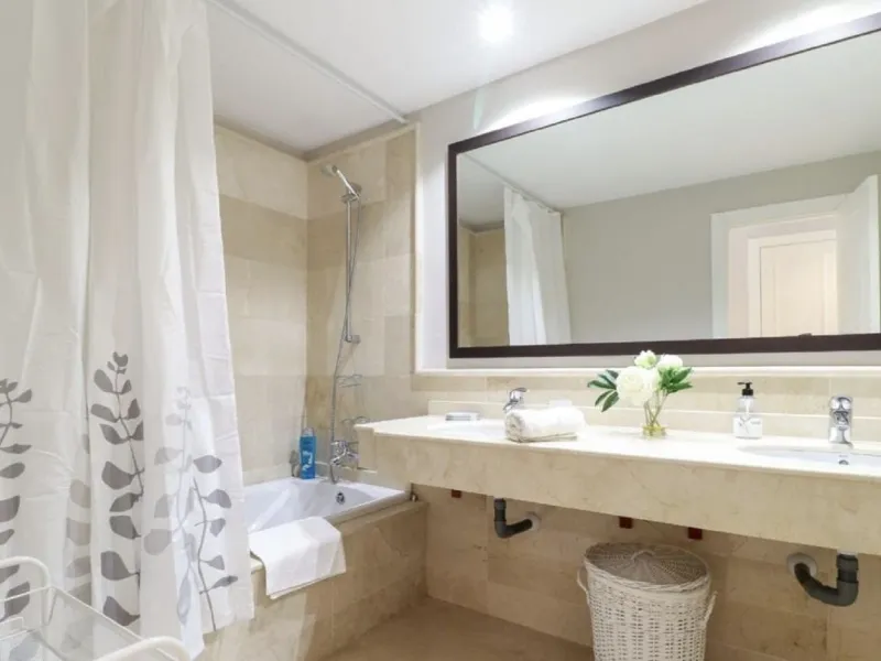 Beautiful and comfortable ground-floor apartment located in a quiet beachside development in San Pedro. Its excellent location allows you to reach the beach in just a 5-minute walk, while all amenities, restaurants and the charming seaside promenade are a