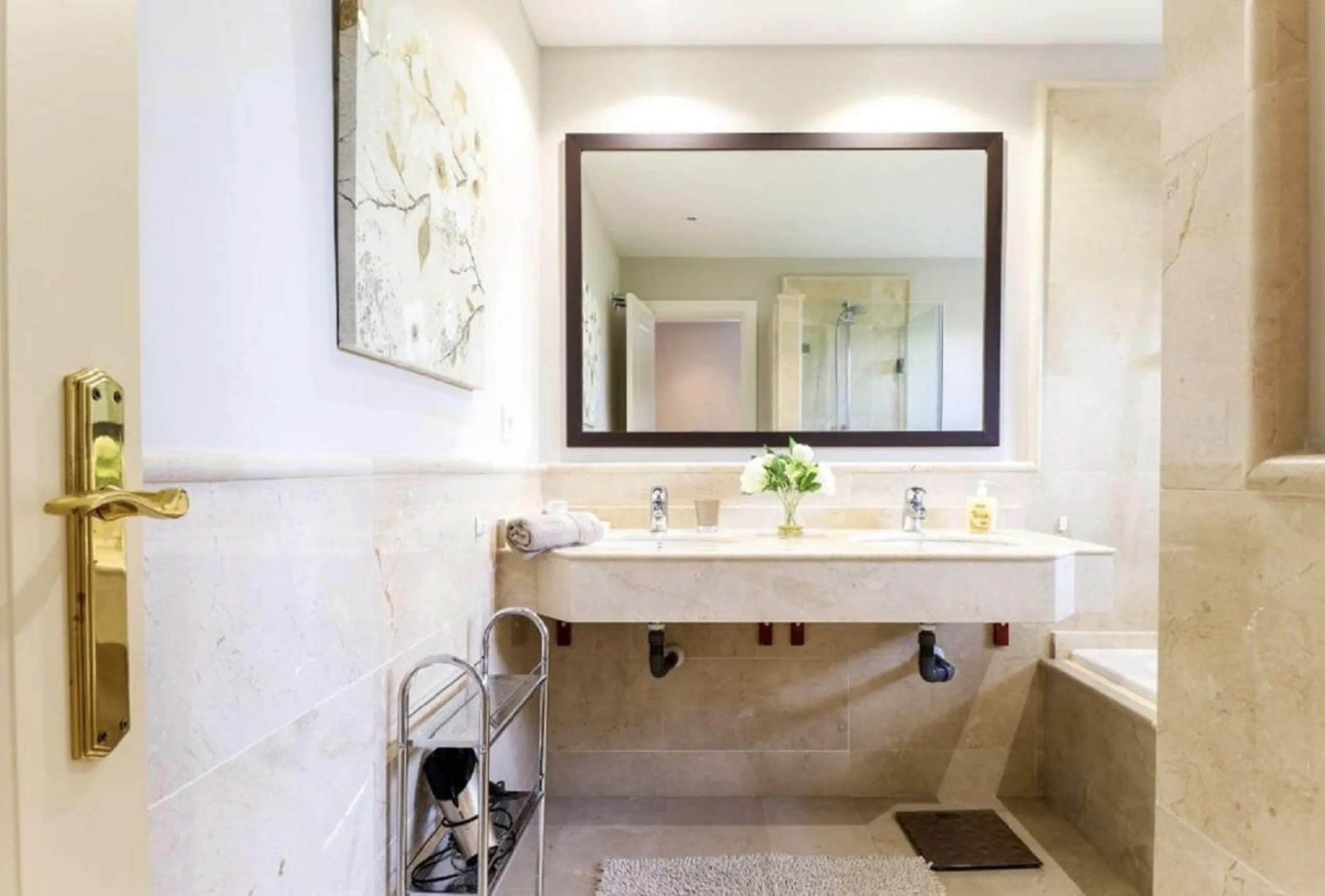 Beautiful and comfortable ground-floor apartment located in a quiet beachside development in San Pedro. Its excellent location allows you to reach the beach in just a 5-minute walk, while all amenities, restaurants and the charming seaside promenade are a