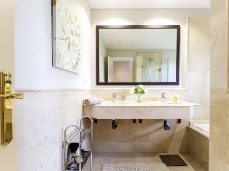 Beautiful and comfortable ground-floor apartment located in a quiet beachside development in San Pedro. Its excellent location allows you to reach the beach in just a 5-minute walk, while all amenities, restaurants and the charming seaside promenade are a