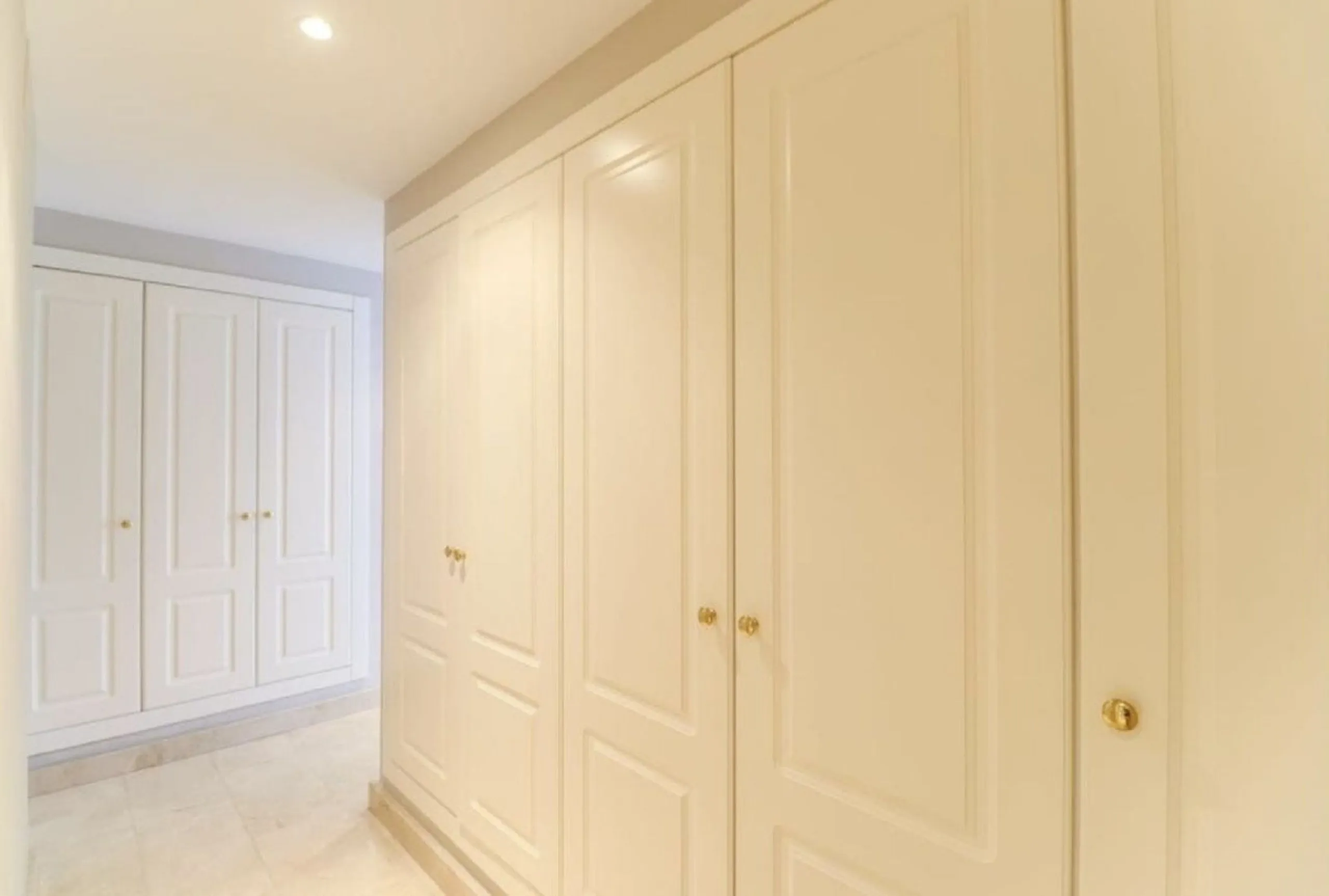 Beautiful and comfortable ground-floor apartment located in a quiet beachside development in San Pedro. Its excellent location allows you to reach the beach in just a 5-minute walk, while all amenities, restaurants and the charming seaside promenade are a