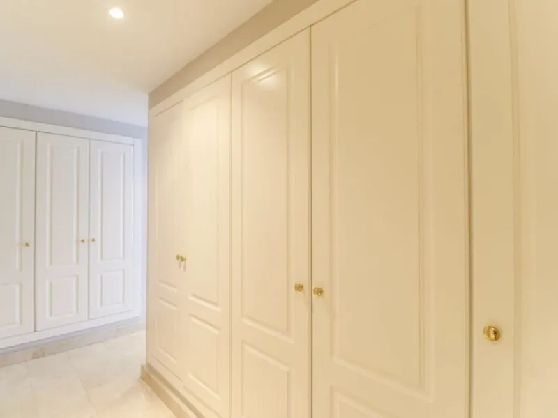 Beautiful and comfortable ground-floor apartment located in a quiet beachside development in San Pedro. Its excellent location allows you to reach the beach in just a 5-minute walk, while all amenities, restaurants and the charming seaside promenade are a