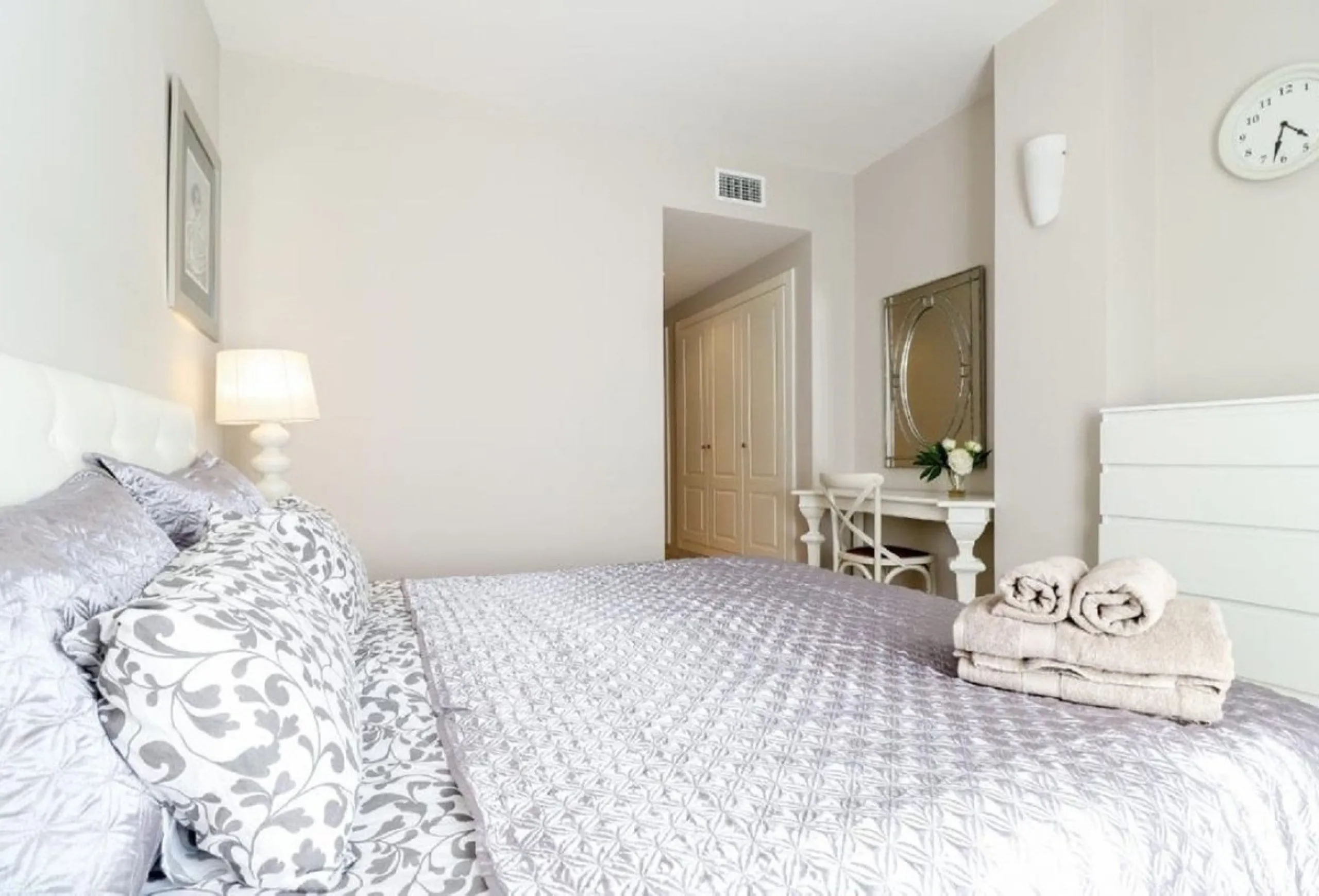 Beautiful and comfortable ground-floor apartment located in a quiet beachside development in San Pedro. Its excellent location allows you to reach the beach in just a 5-minute walk, while all amenities, restaurants and the charming seaside promenade are a