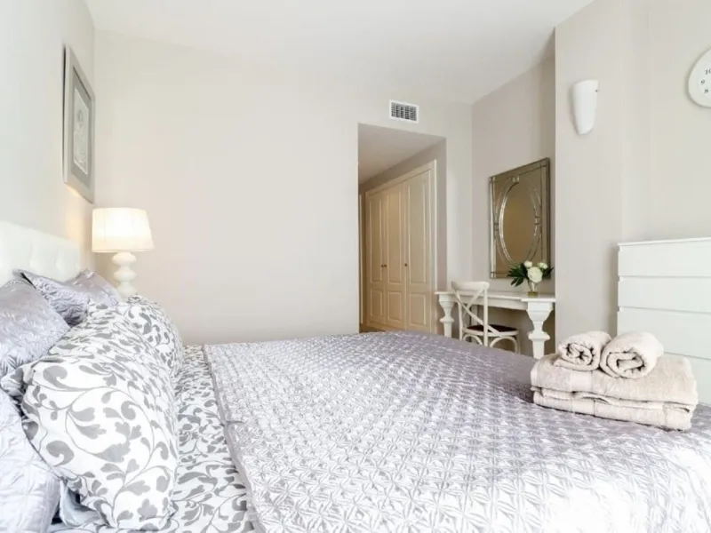 Beautiful and comfortable ground-floor apartment located in a quiet beachside development in San Pedro. Its excellent location allows you to reach the beach in just a 5-minute walk, while all amenities, restaurants and the charming seaside promenade are a