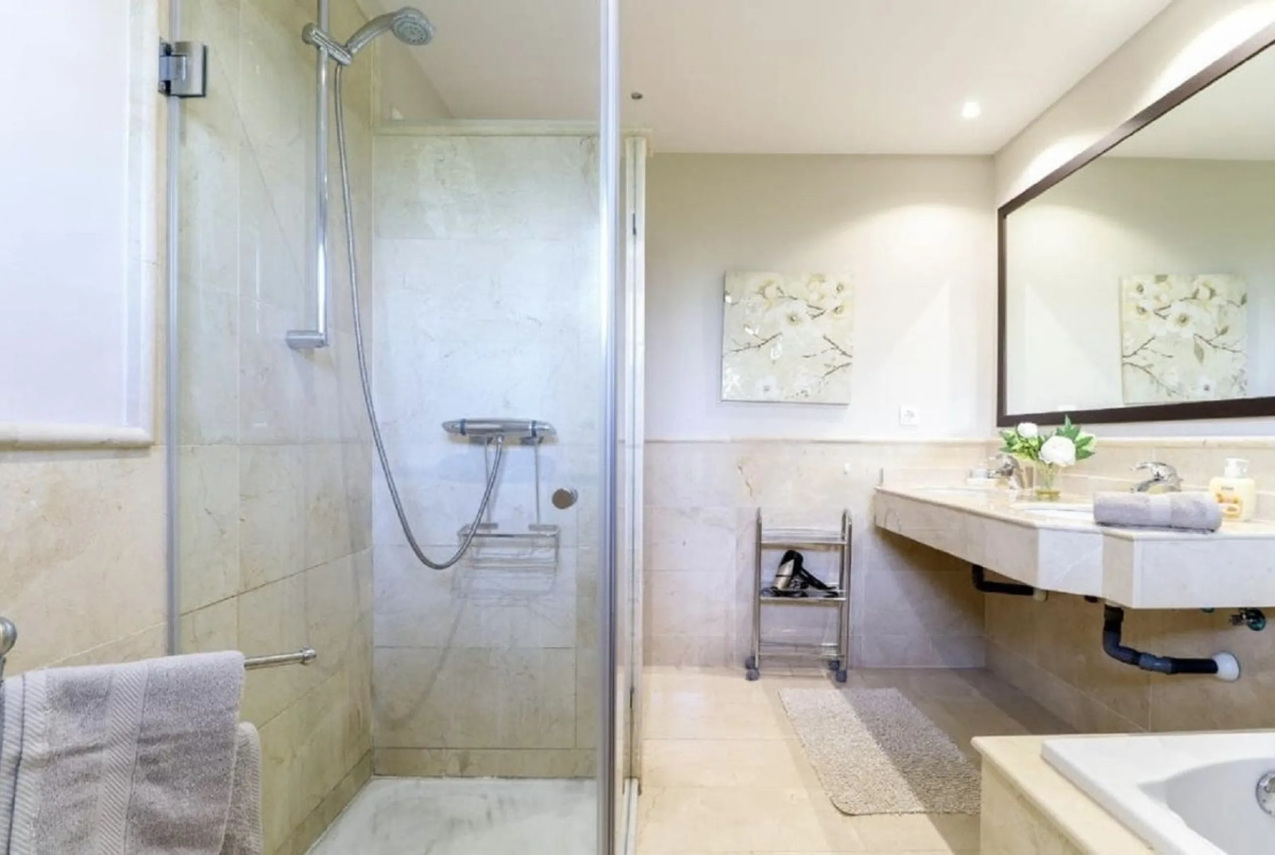 Beautiful and comfortable ground-floor apartment located in a quiet beachside development in San Pedro. Its excellent location allows you to reach the beach in just a 5-minute walk, while all amenities, restaurants and the charming seaside promenade are a