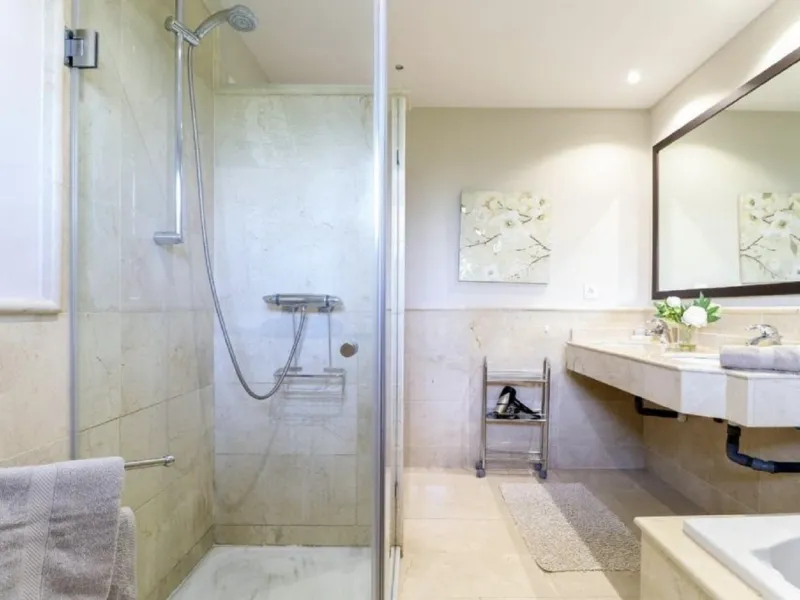 Beautiful and comfortable ground-floor apartment located in a quiet beachside development in San Pedro. Its excellent location allows you to reach the beach in just a 5-minute walk, while all amenities, restaurants and the charming seaside promenade are a