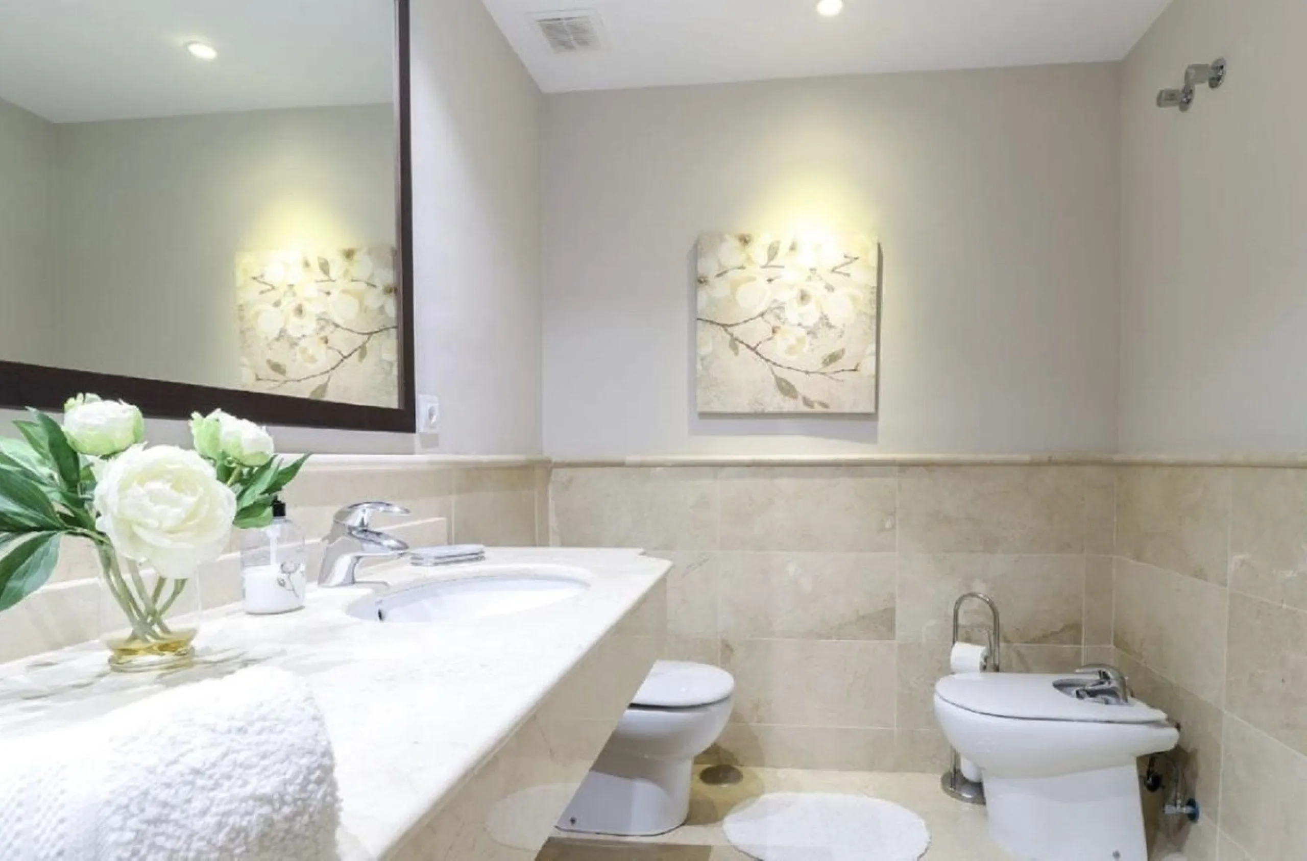 Beautiful and comfortable ground-floor apartment located in a quiet beachside development in San Pedro. Its excellent location allows you to reach the beach in just a 5-minute walk, while all amenities, restaurants and the charming seaside promenade are a