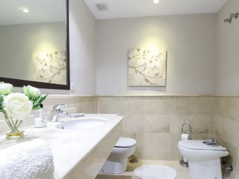 Beautiful and comfortable ground-floor apartment located in a quiet beachside development in San Pedro. Its excellent location allows you to reach the beach in just a 5-minute walk, while all amenities, restaurants and the charming seaside promenade are a
