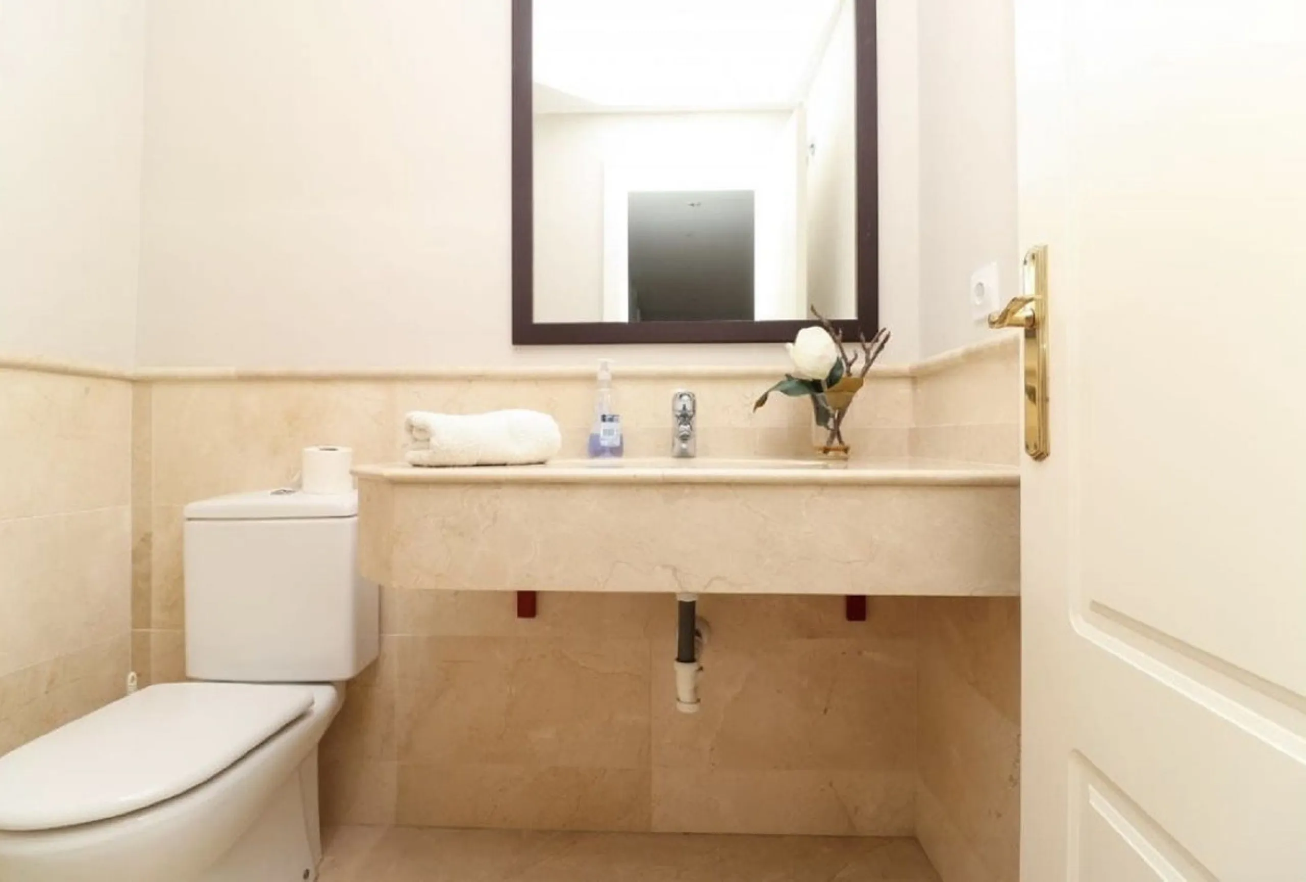 Beautiful and comfortable ground-floor apartment located in a quiet beachside development in San Pedro. Its excellent location allows you to reach the beach in just a 5-minute walk, while all amenities, restaurants and the charming seaside promenade are a