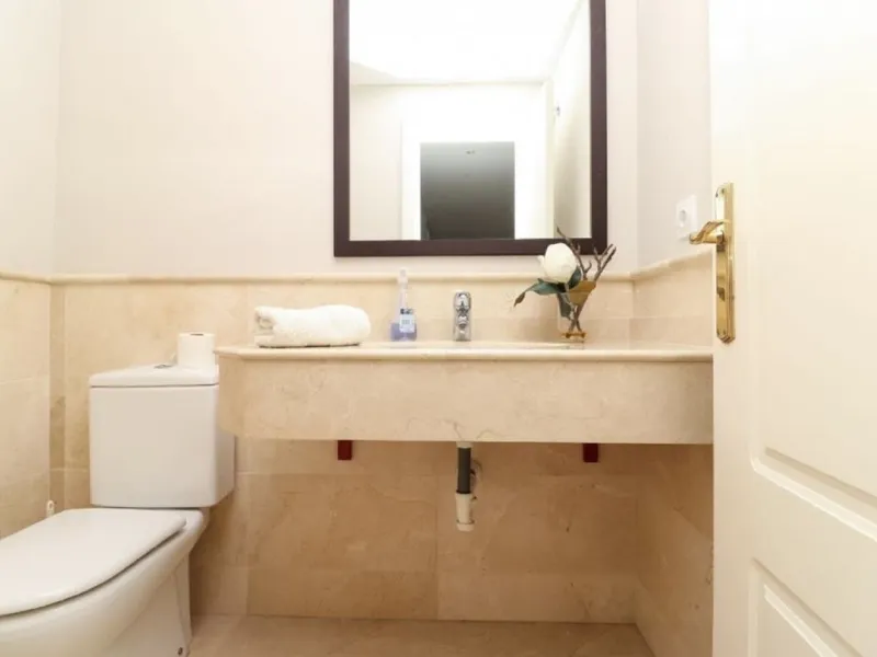 Beautiful and comfortable ground-floor apartment located in a quiet beachside development in San Pedro. Its excellent location allows you to reach the beach in just a 5-minute walk, while all amenities, restaurants and the charming seaside promenade are a