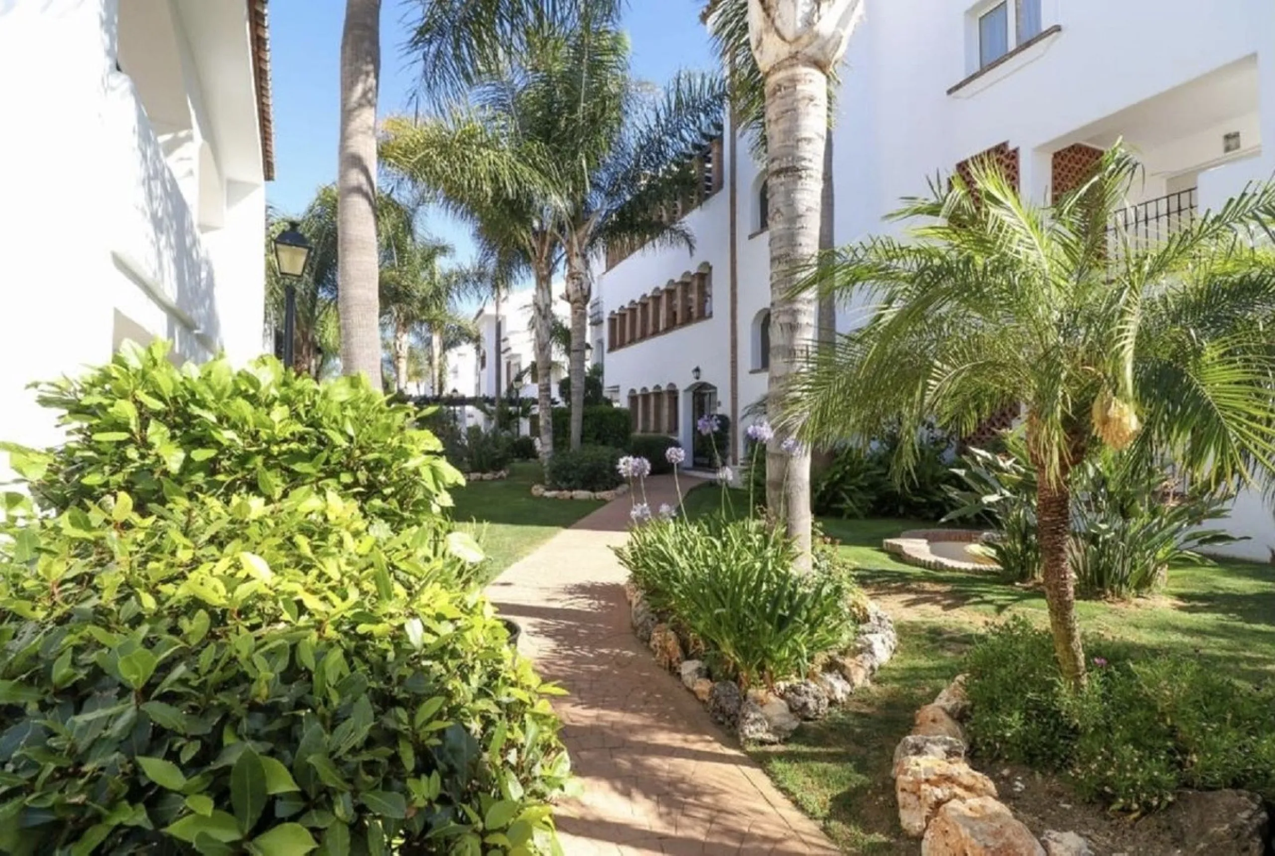 Beautiful and comfortable ground-floor apartment located in a quiet beachside development in San Pedro. Its excellent location allows you to reach the beach in just a 5-minute walk, while all amenities, restaurants and the charming seaside promenade are a