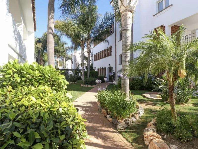 Beautiful and comfortable ground-floor apartment located in a quiet beachside development in San Pedro. Its excellent location allows you to reach the beach in just a 5-minute walk, while all amenities, restaurants and the charming seaside promenade are a