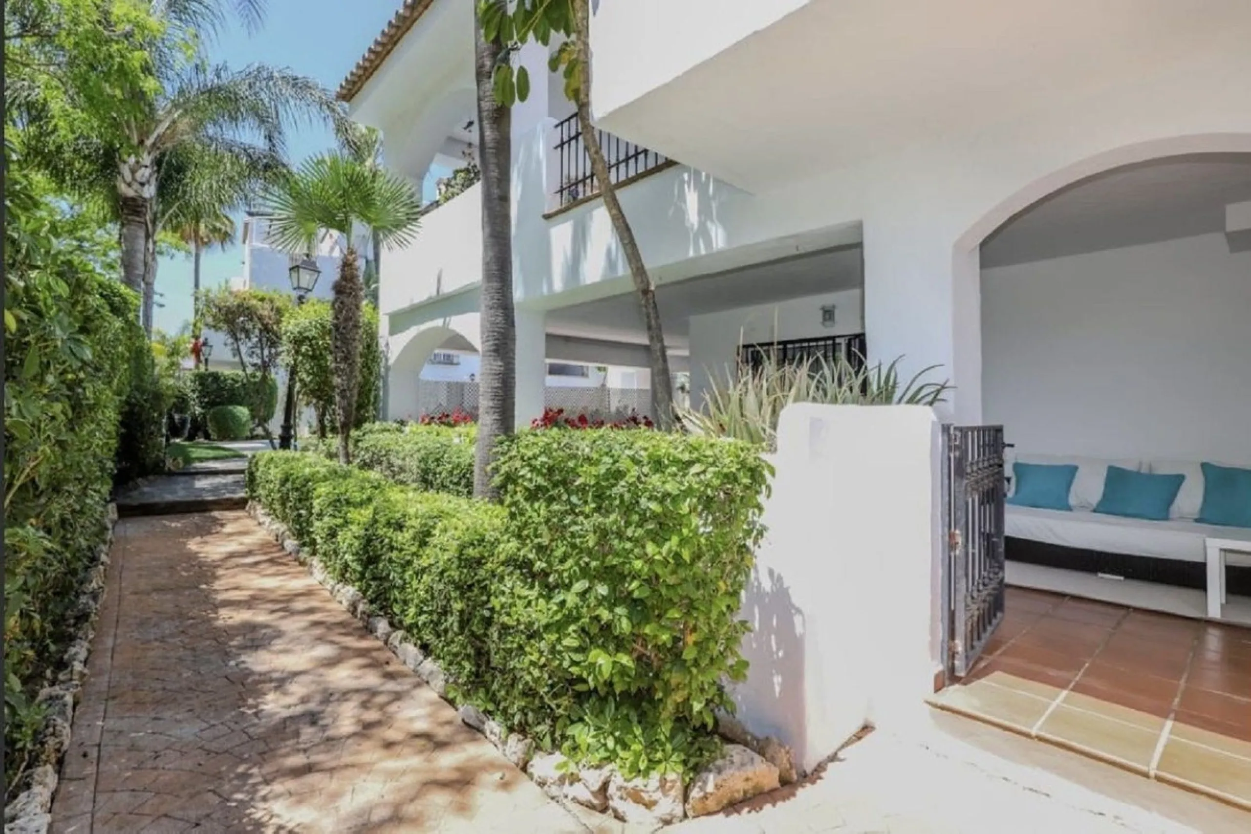 Beautiful and comfortable ground-floor apartment located in a quiet beachside development in San Pedro. Its excellent location allows you to reach the beach in just a 5-minute walk, while all amenities, restaurants and the charming seaside promenade are a